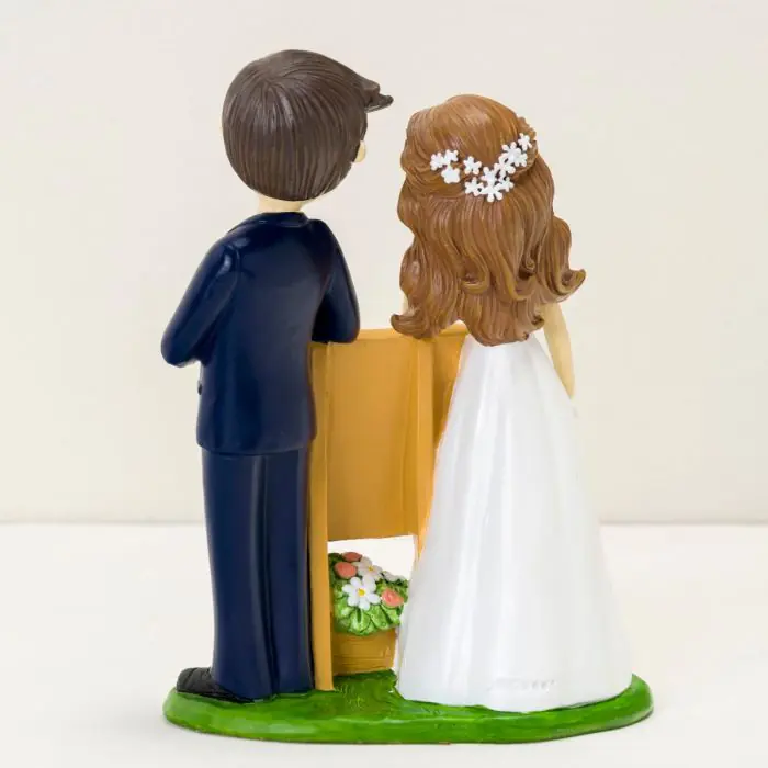 Figurine de gâteaux Pop & Fun fille avec un panier de pétales 11cm
